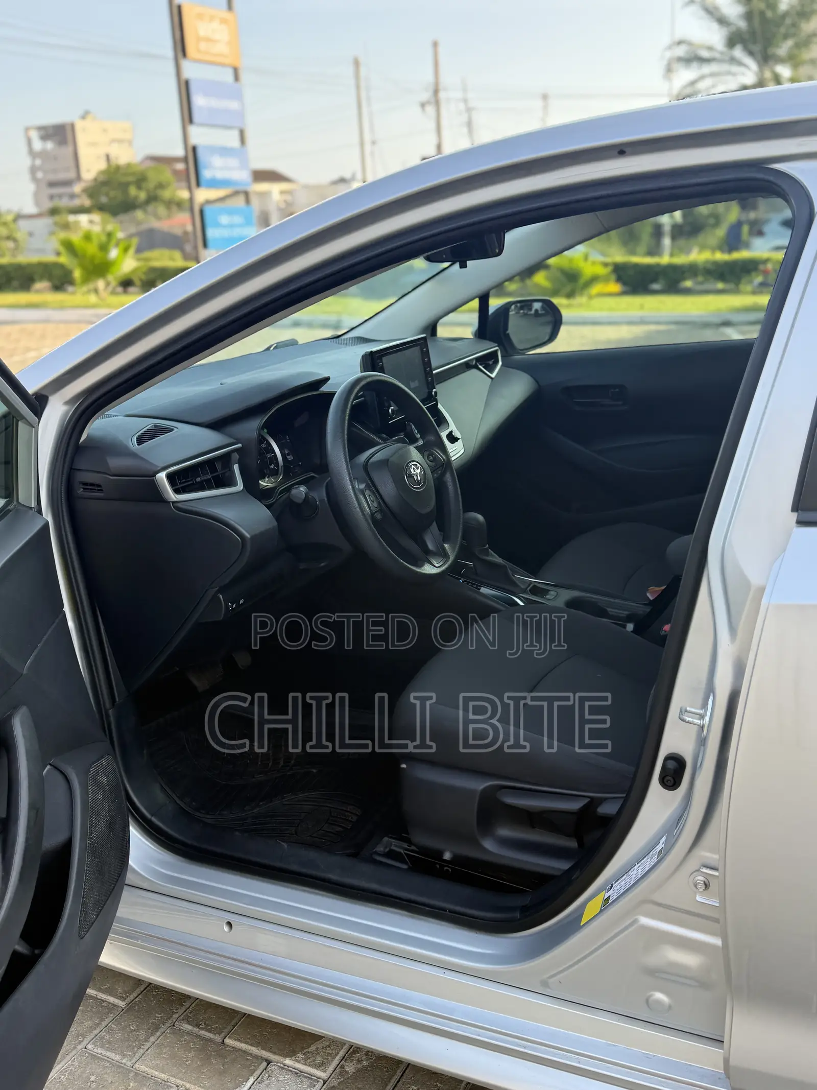 Toyota Corolla LE 2022 Silver