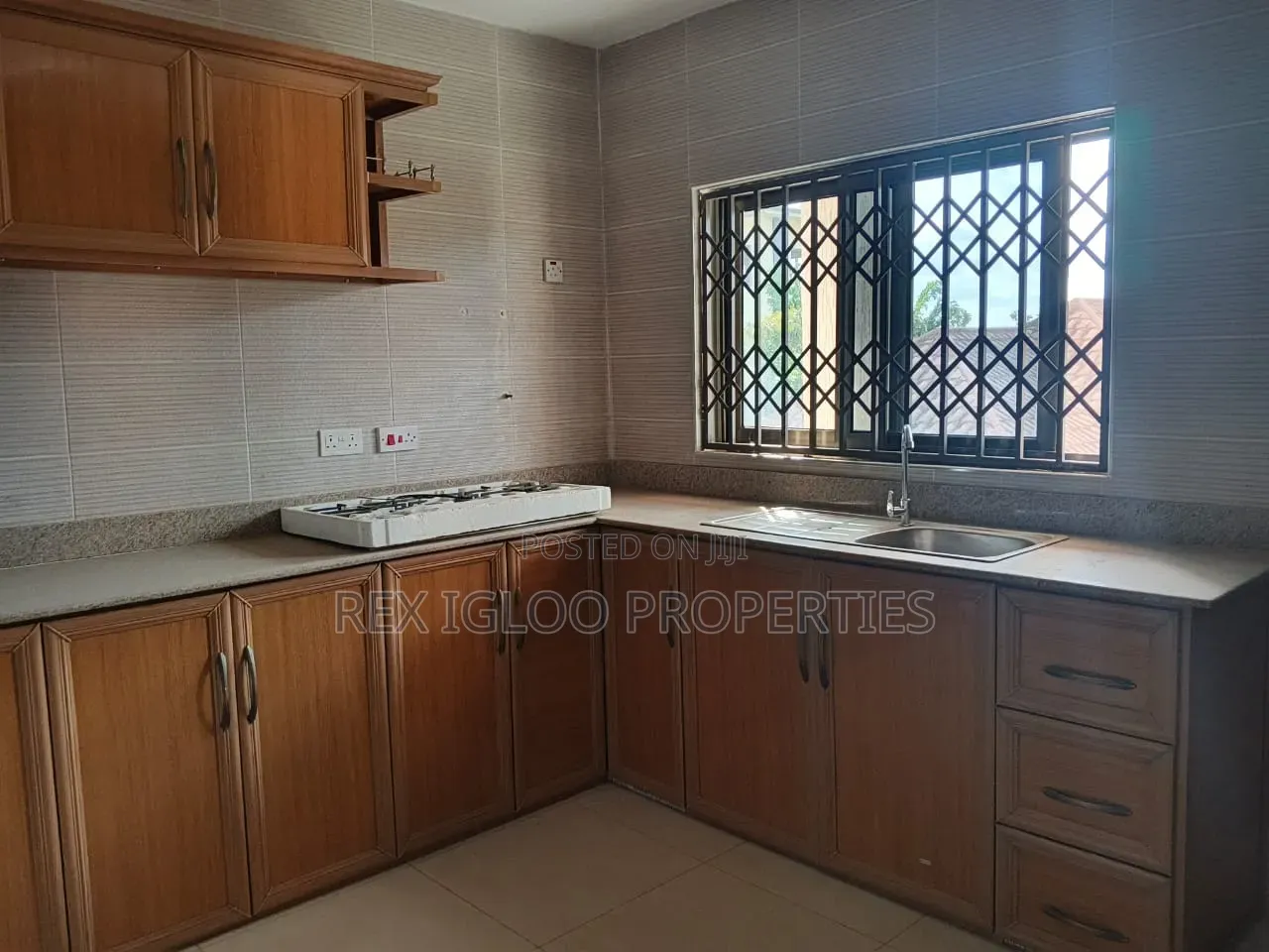5bdrm Apartment in Adjinganor, Accra Metropolitan for rent