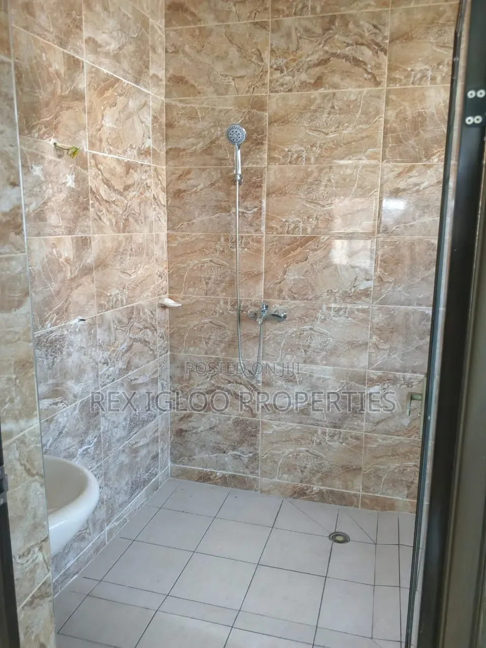 5bdrm Apartment in Adjinganor, Accra Metropolitan for rent
