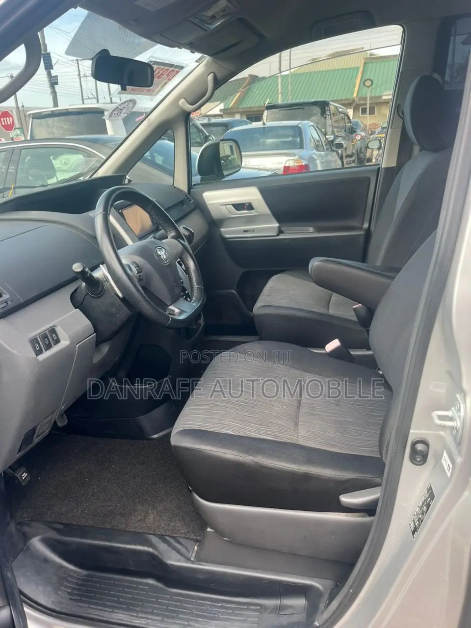 Toyota Voxy 2010 Silver