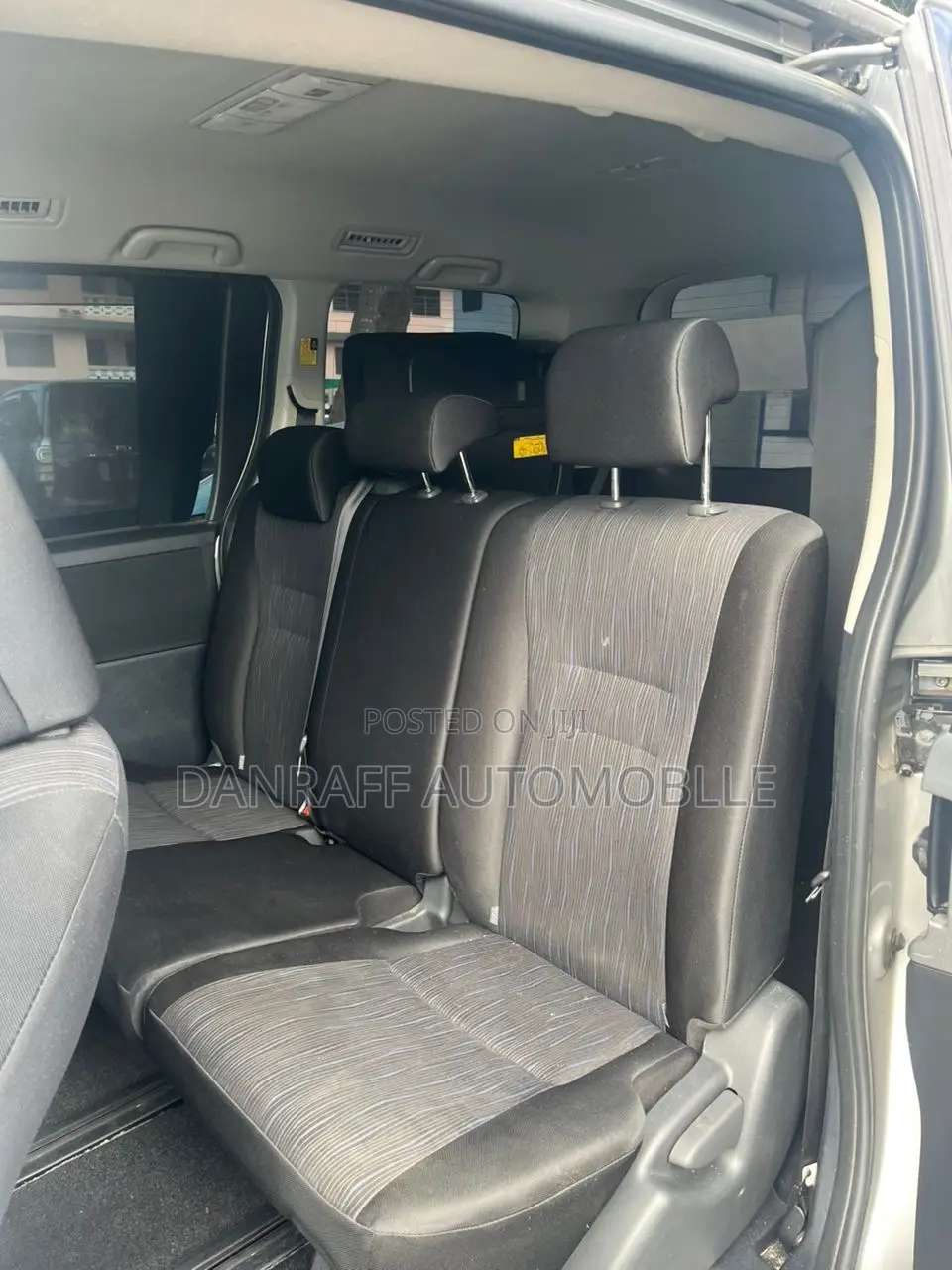 Toyota Voxy 2010 Silver