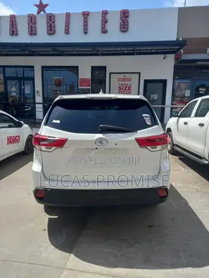 Toyota Highlander LE 4x2 (2.7L 4cyl 6A) 2018 White
