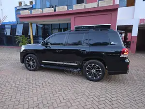 Toyota Land Cruiser 5.7 V8 2013 Black