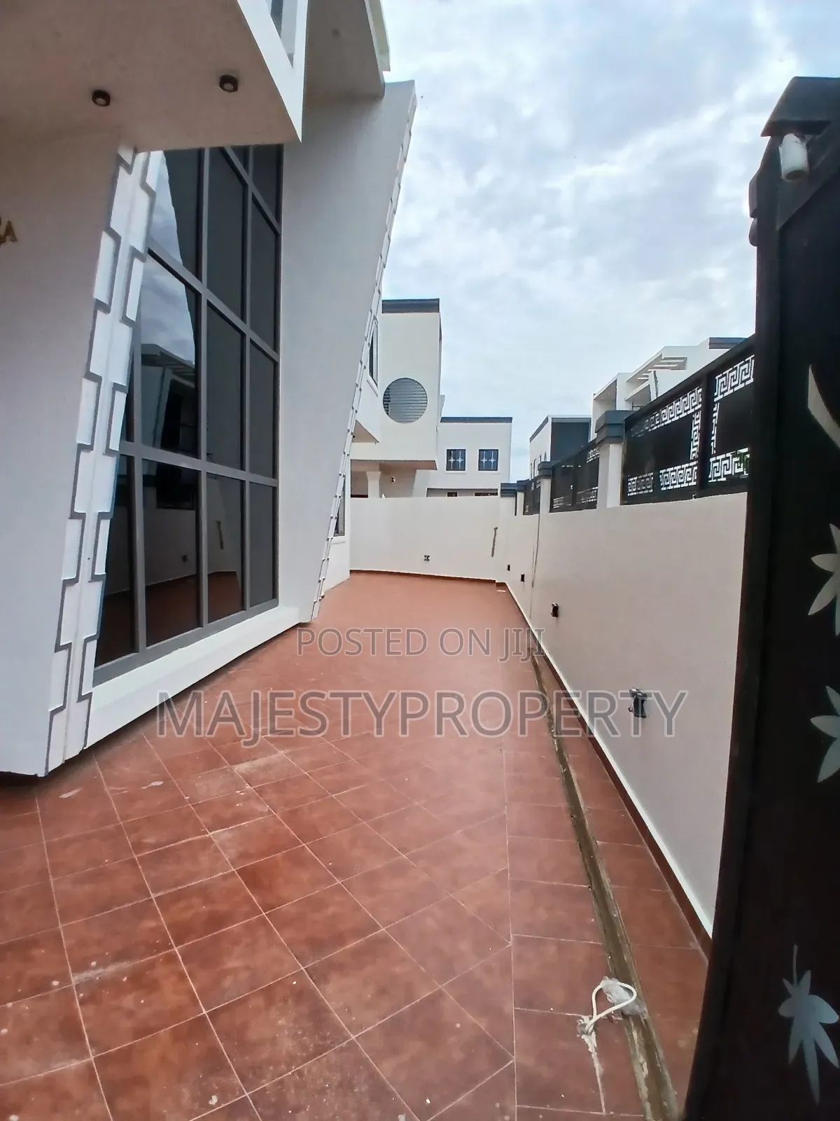 4bdrm Duplex in Okpoigonor, Manet Court for sale