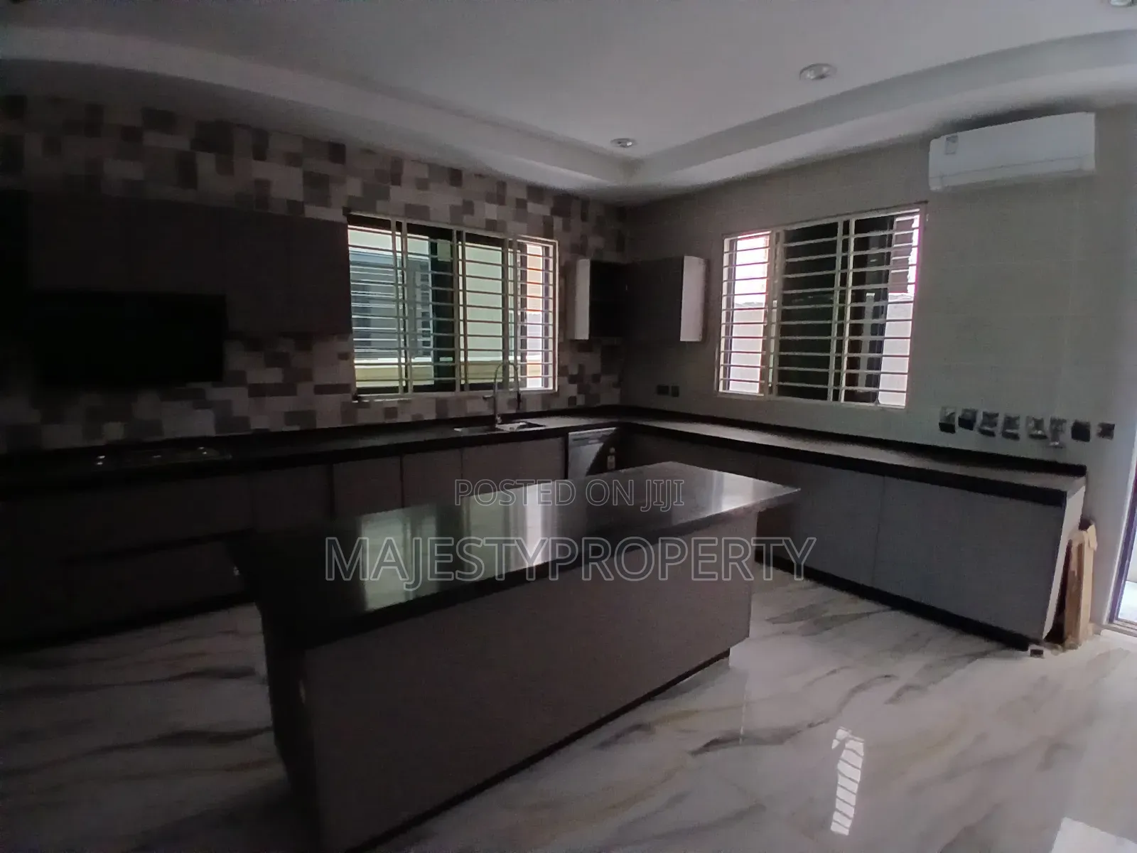 5bdrm Duplex in Costa, Coca Cola for sale