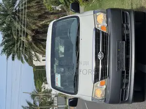 Toyota HiAce 2010 White