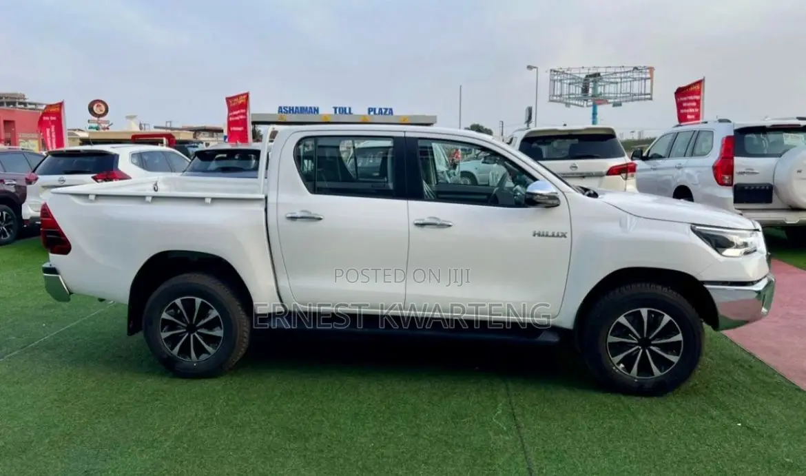 Toyota Hilux 2025 White