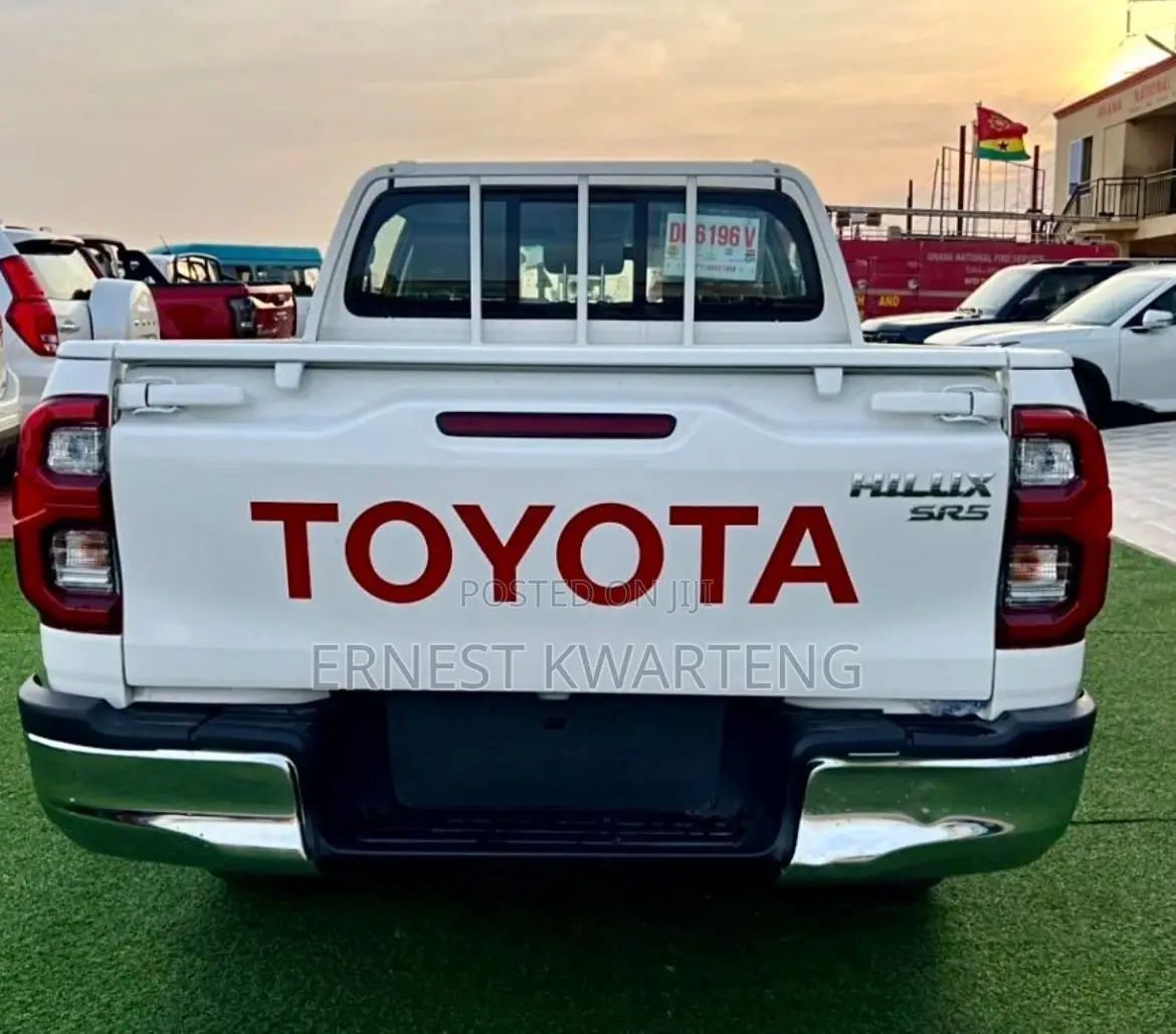 Toyota Hilux 2025 White