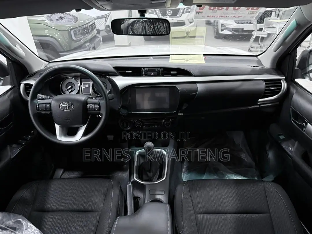 Toyota Hilux 2025 White