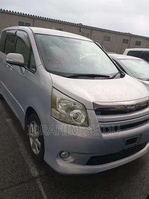 Toyota Voxy 2013 Silver