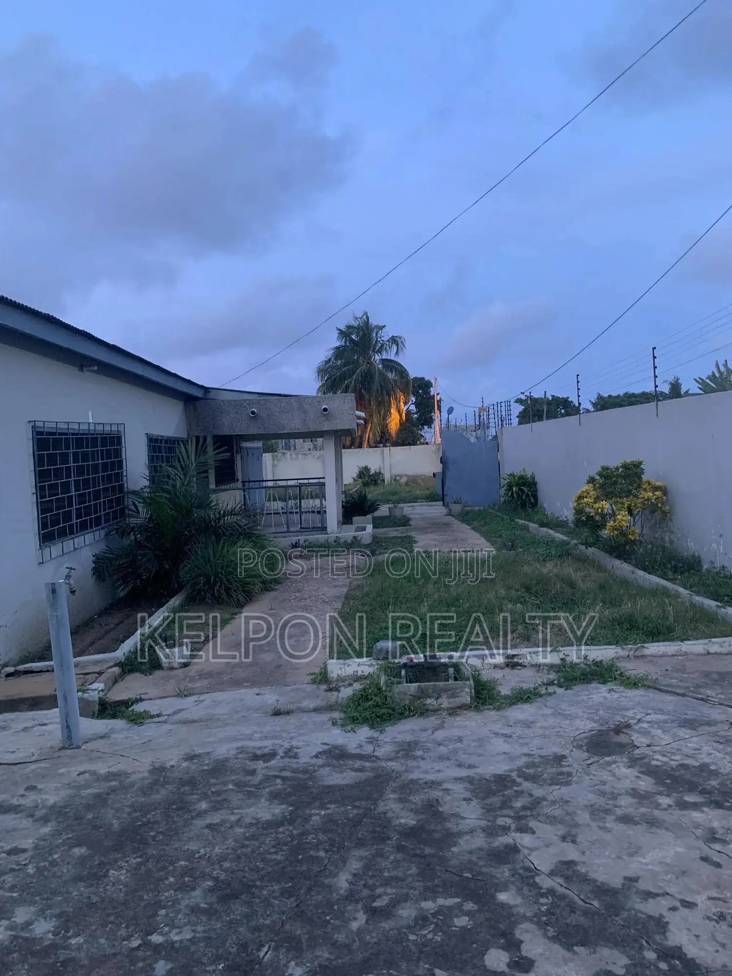 5bdrm House in Dansoman Estate, Exhibition for sale