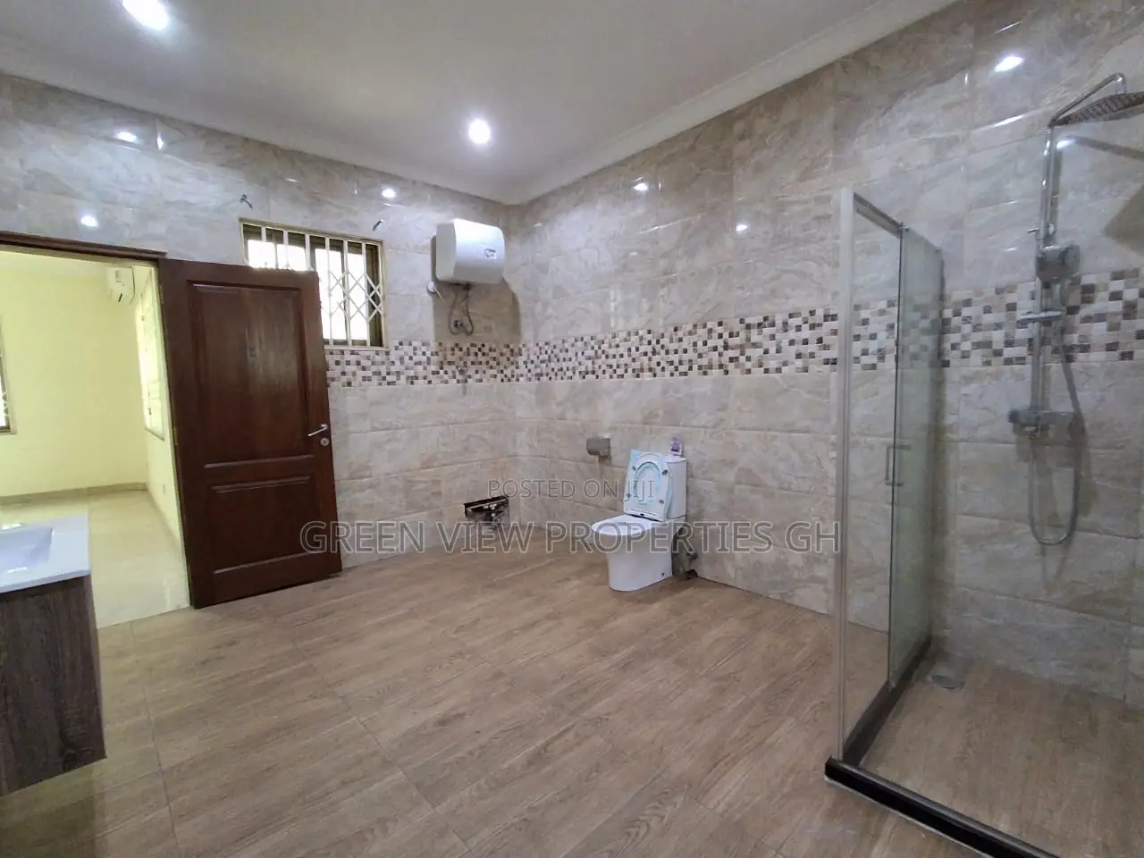 6bdrm Mansion in East Legon for rent