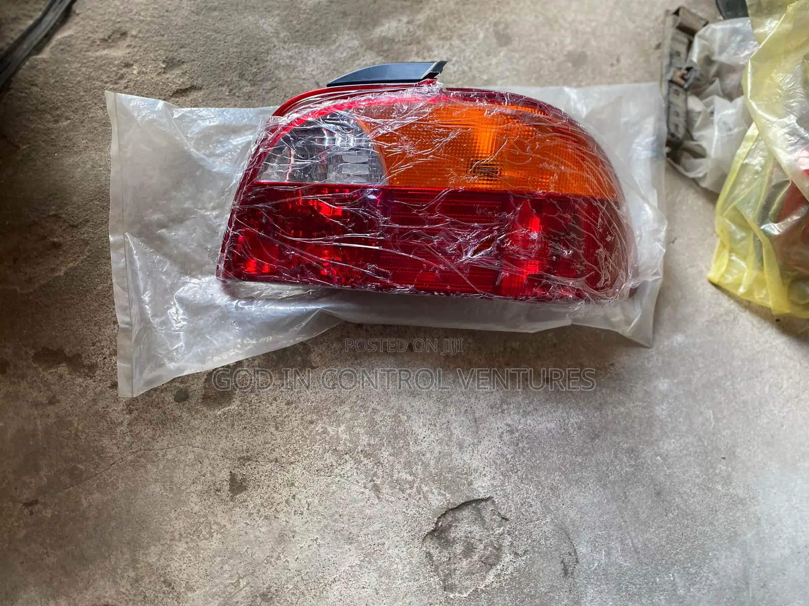 Toyota Avensis 1998 - 2002 Tail Light Pair