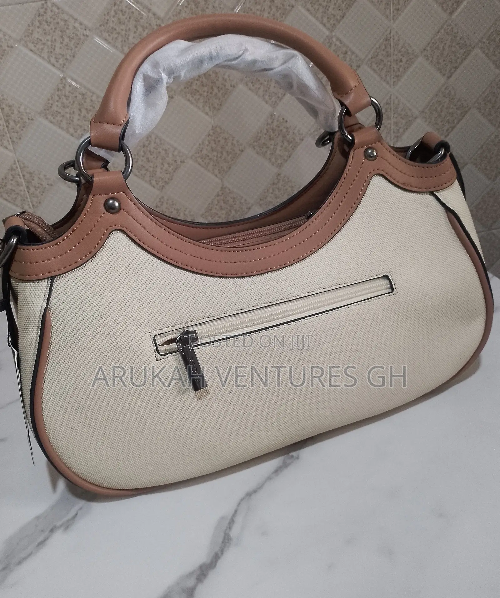Pedra Hand Bag