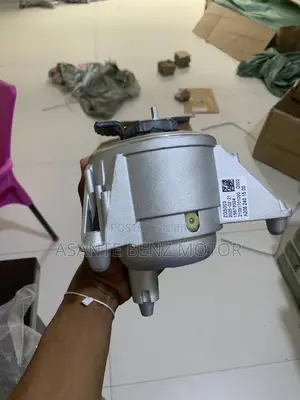 W206 Engine Seat