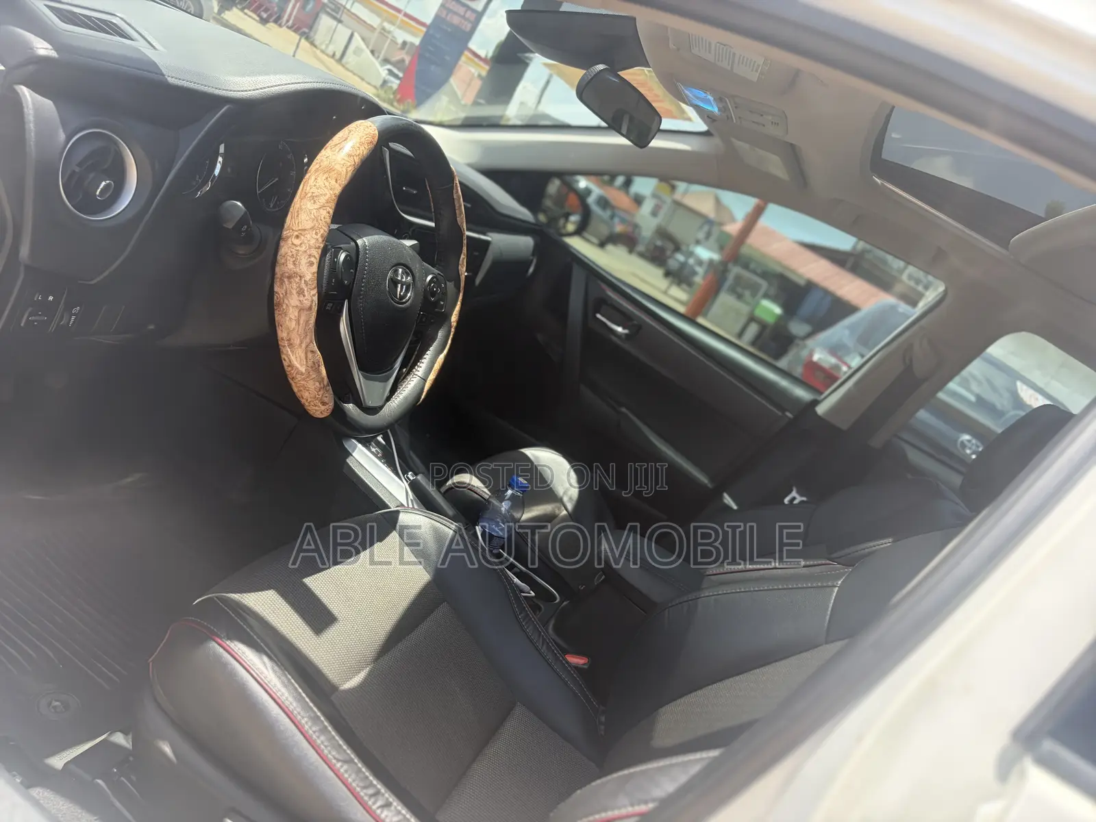 Toyota Corolla SE Special Edition 4dr Sedan (1.8L 4cyl CVT) 2017 White