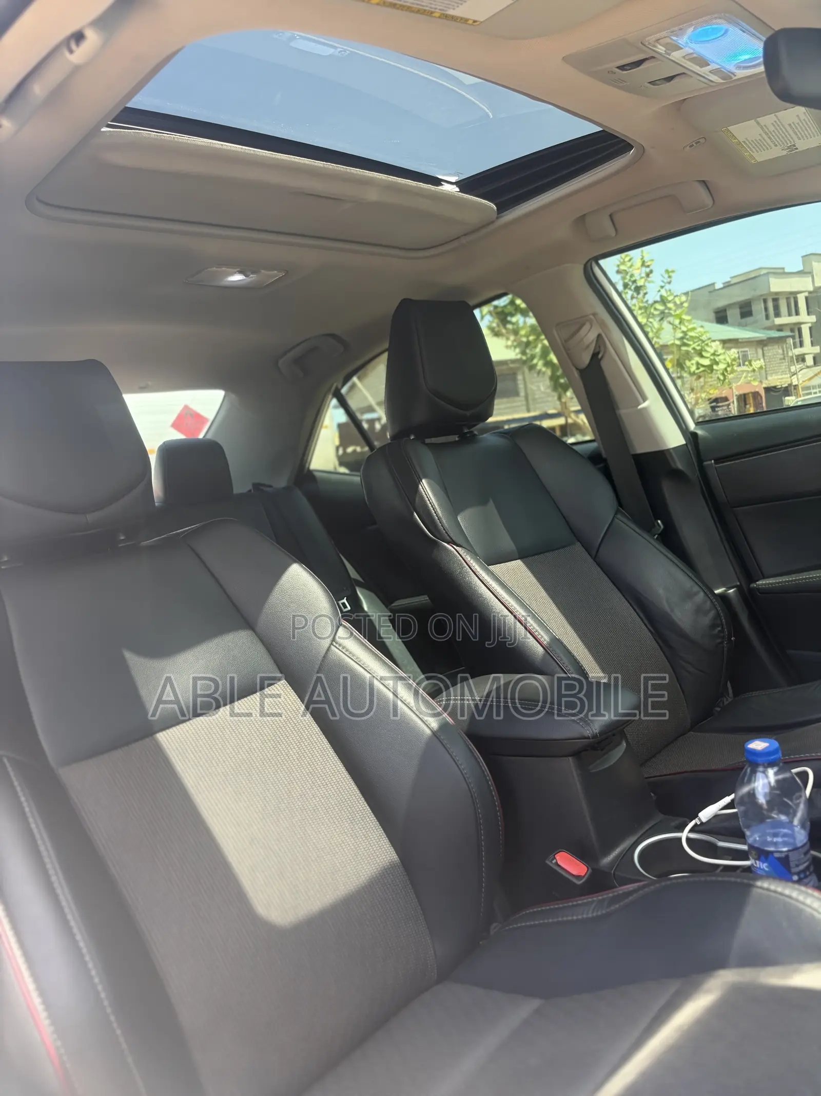 Toyota Corolla SE Special Edition 4dr Sedan (1.8L 4cyl CVT) 2017 White