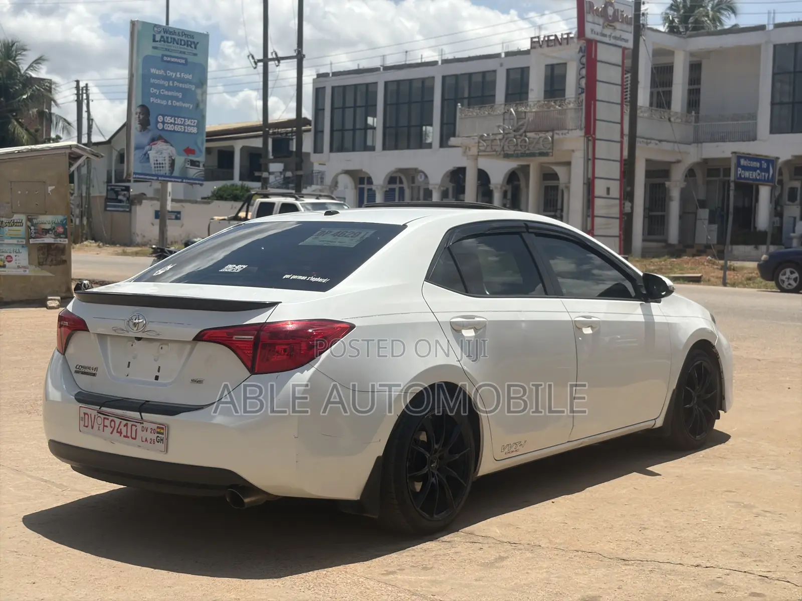 Toyota Corolla SE Special Edition 4dr Sedan (1.8L 4cyl CVT) 2017 White
