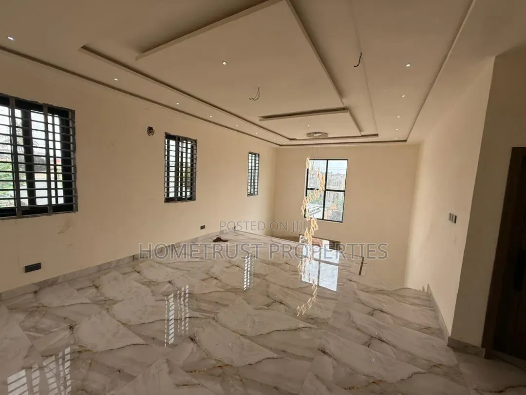 5bdrm Duplex in Adenta Ssnit for sale