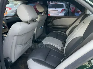 Mercedes-Benz E230 1990 Green