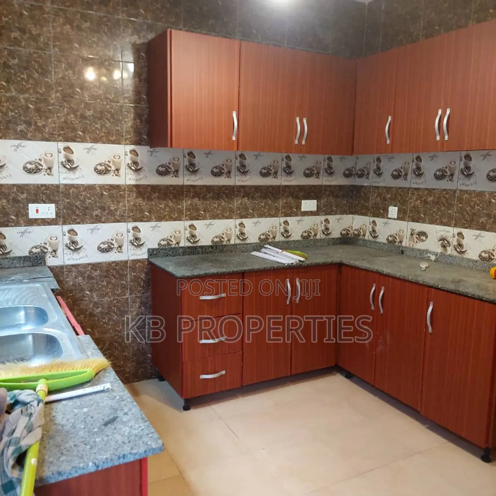 4bdrm House in Kb Properties, Baatsona Total for rent