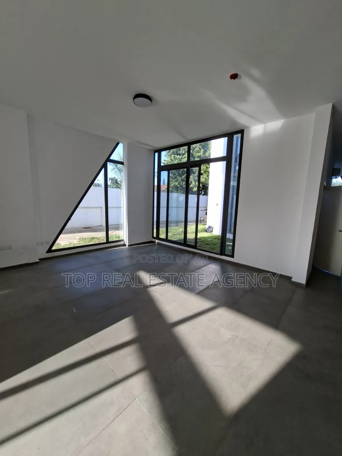 4bdrm Duplex in North Legon for sale