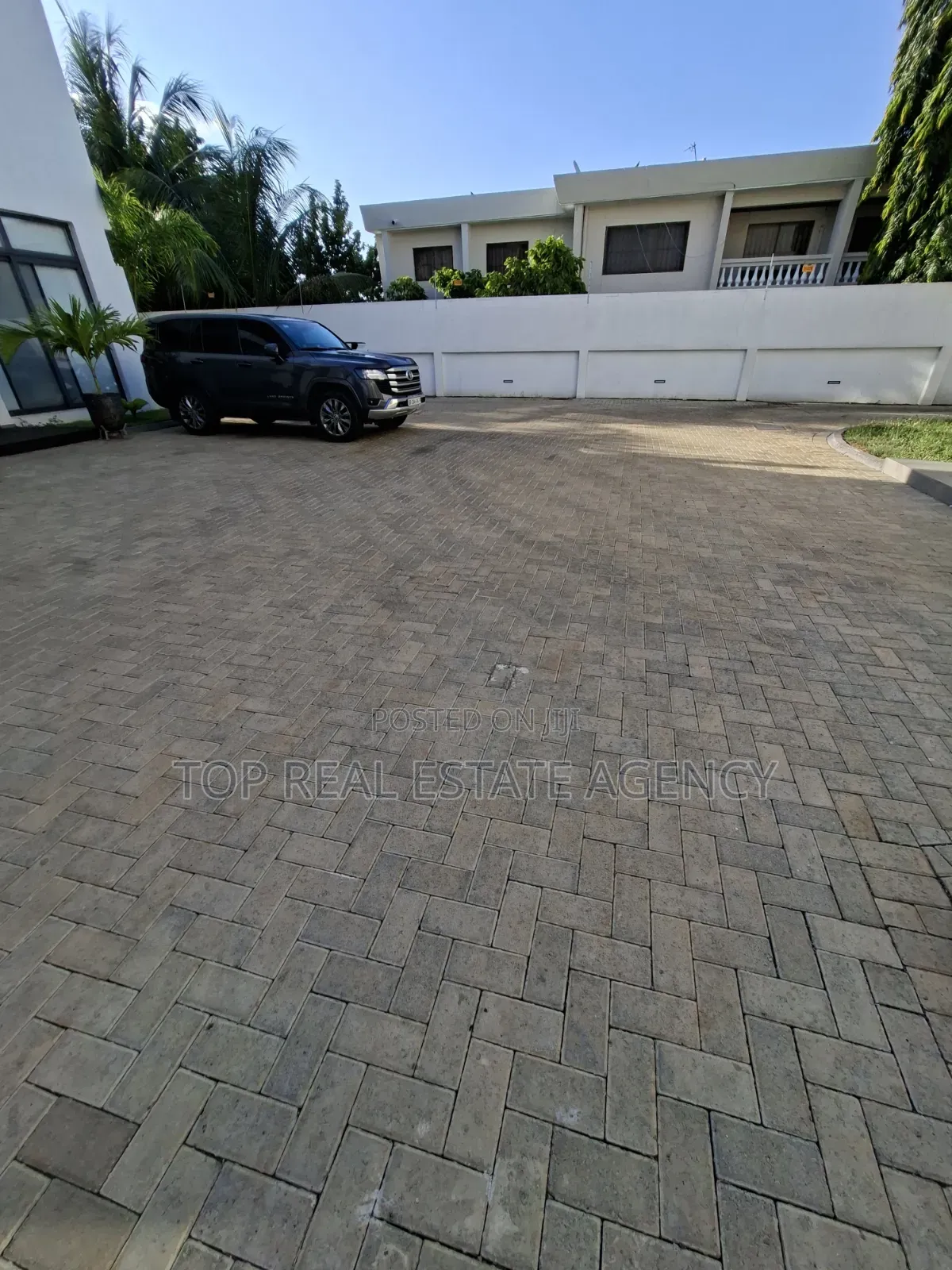 4bdrm Duplex in North Legon for sale