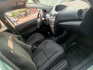 Toyota Yaris Base Sedan 4dr 2010 Green