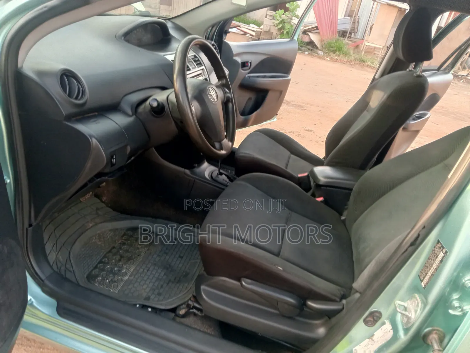 Toyota Yaris Base Sedan 4dr 2010 Green