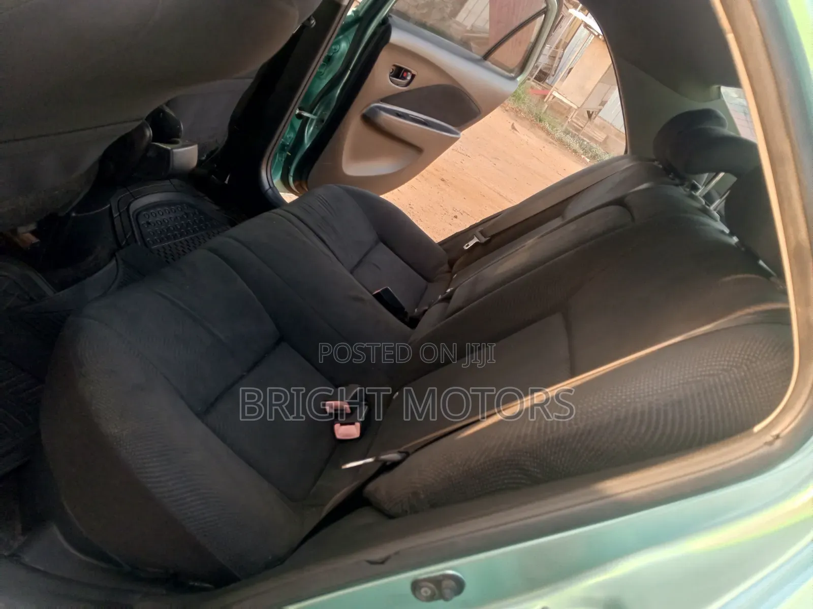 Toyota Yaris Base Sedan 4dr 2010 Green