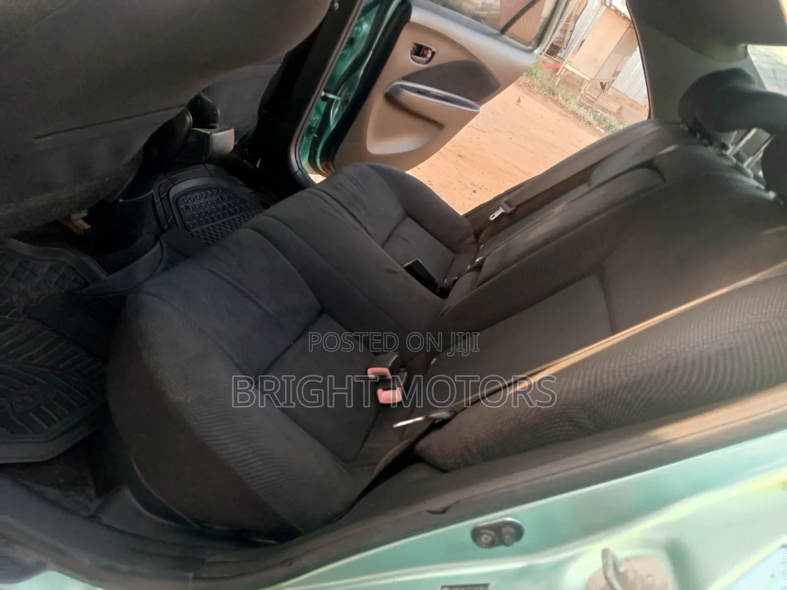 Toyota Yaris Base Sedan 4dr 2010 Green