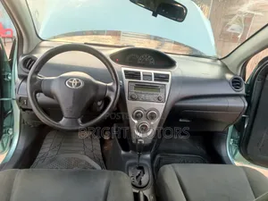 Toyota Yaris Base Sedan 4dr 2010 Green