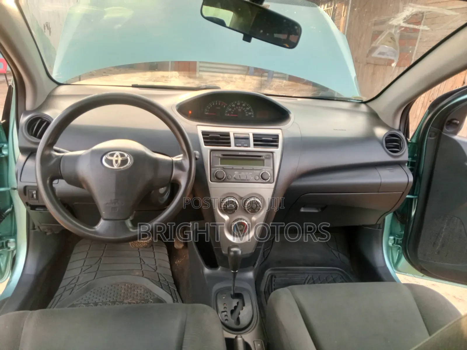 Toyota Yaris Base Sedan 4dr 2010 Green