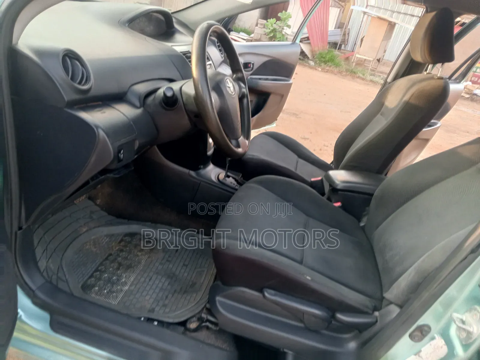 Toyota Yaris Base Sedan 4dr 2010 Green