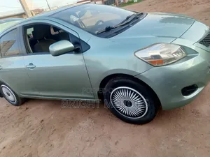 Toyota Yaris Base Sedan 4dr 2010 Green