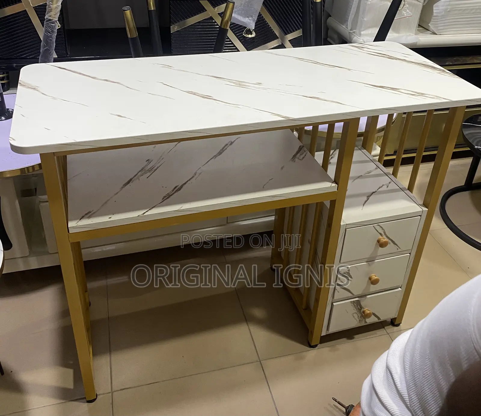 Nail Tech / Manicure Table