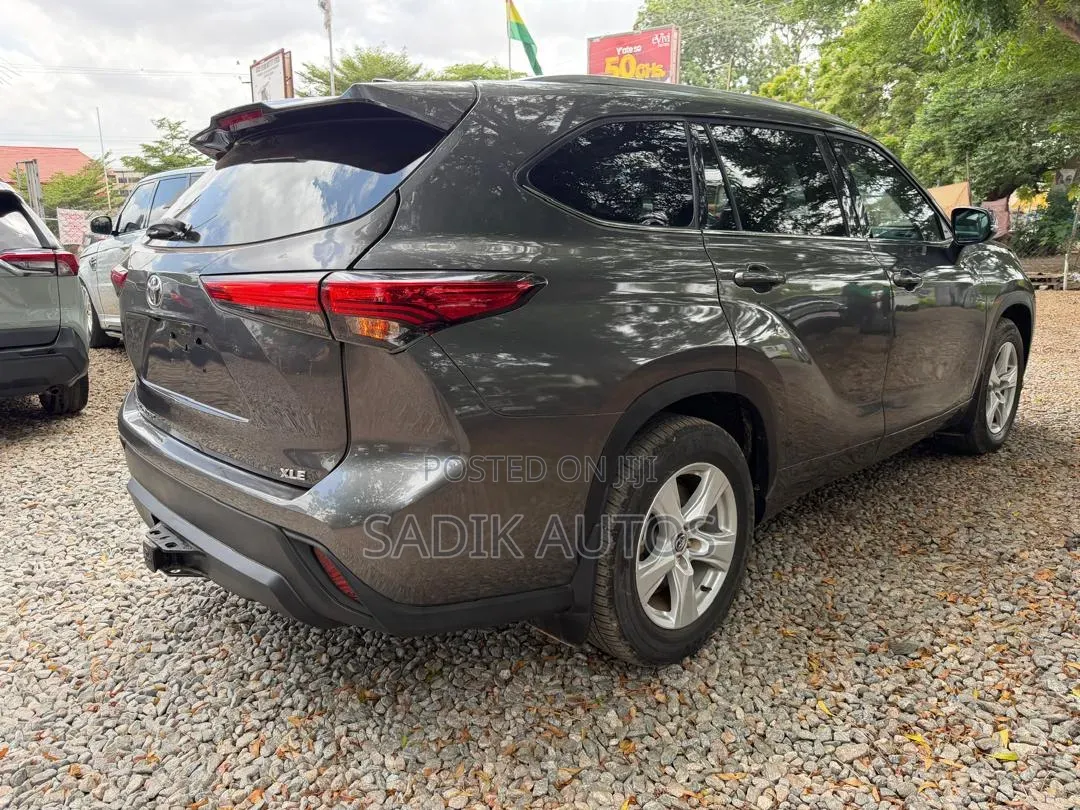 Toyota Highlander XLE 2021 Gray
