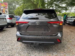 Toyota Highlander XLE 2021 Gray