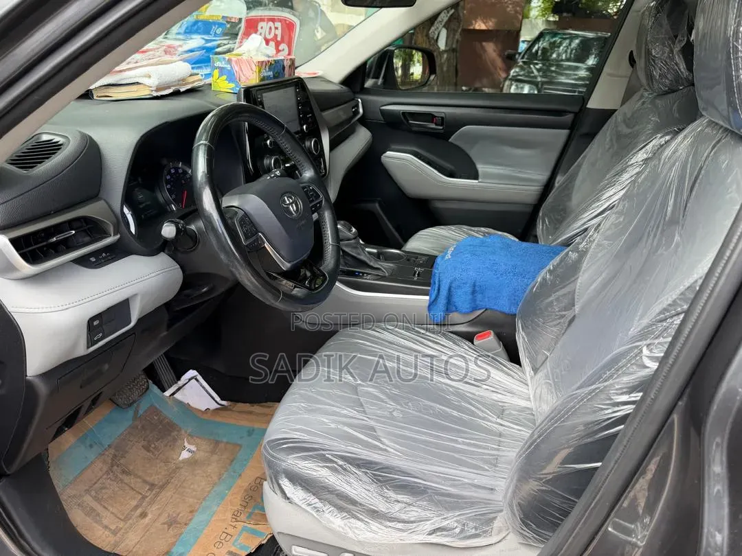 Toyota Highlander XLE 2021 Gray