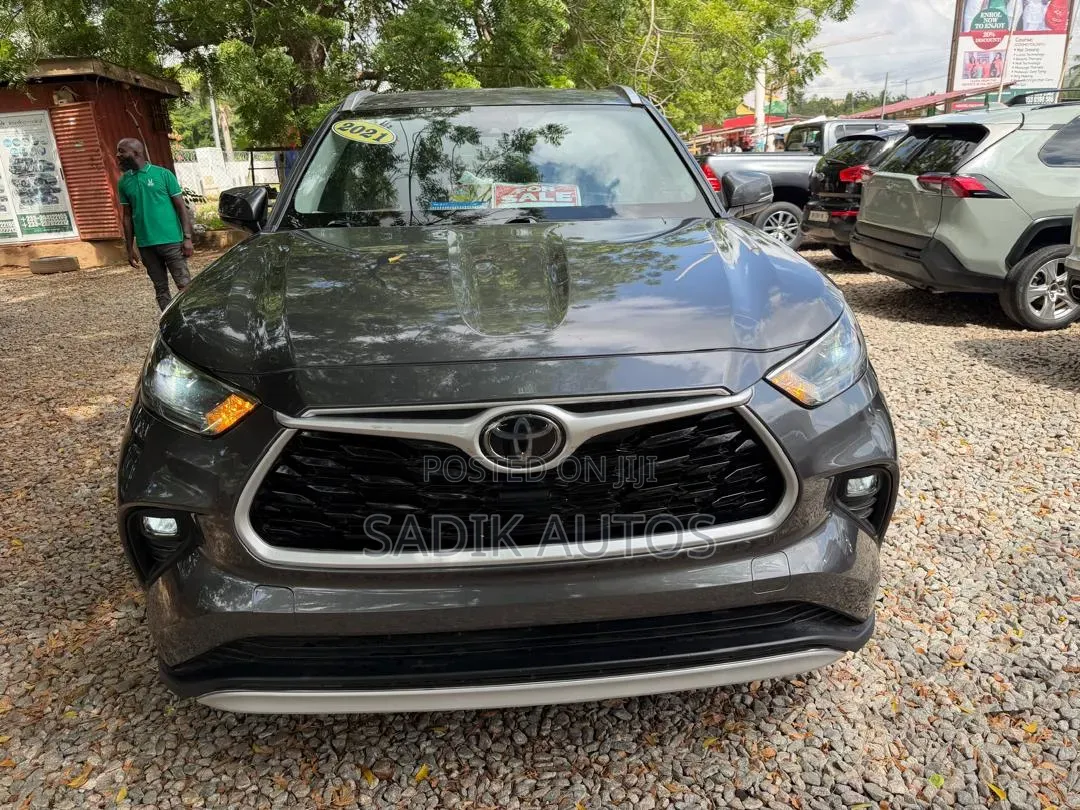 Toyota Highlander XLE 2021 Gray