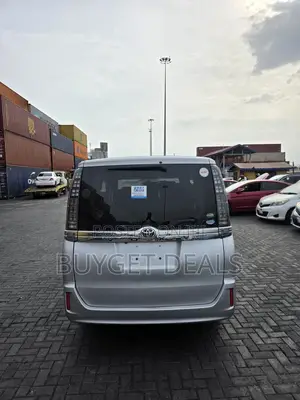 Toyota Voxy 2016 Silver