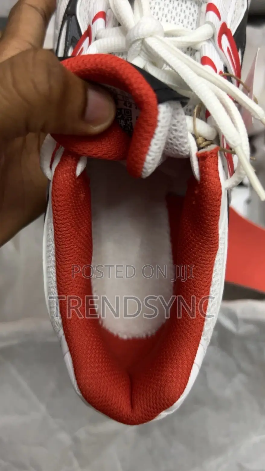 Original Brand New Adidas Temper Run 2.0white/Red/Black - Size 42 (Eu)
