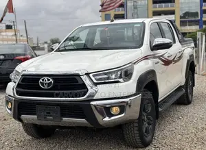 Toyota Hilux Revo Double Cab Petrol 2.7 RWD 2022 White