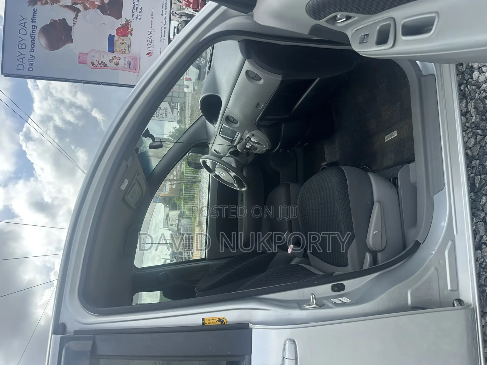 Toyota Sienta 2011 Silver