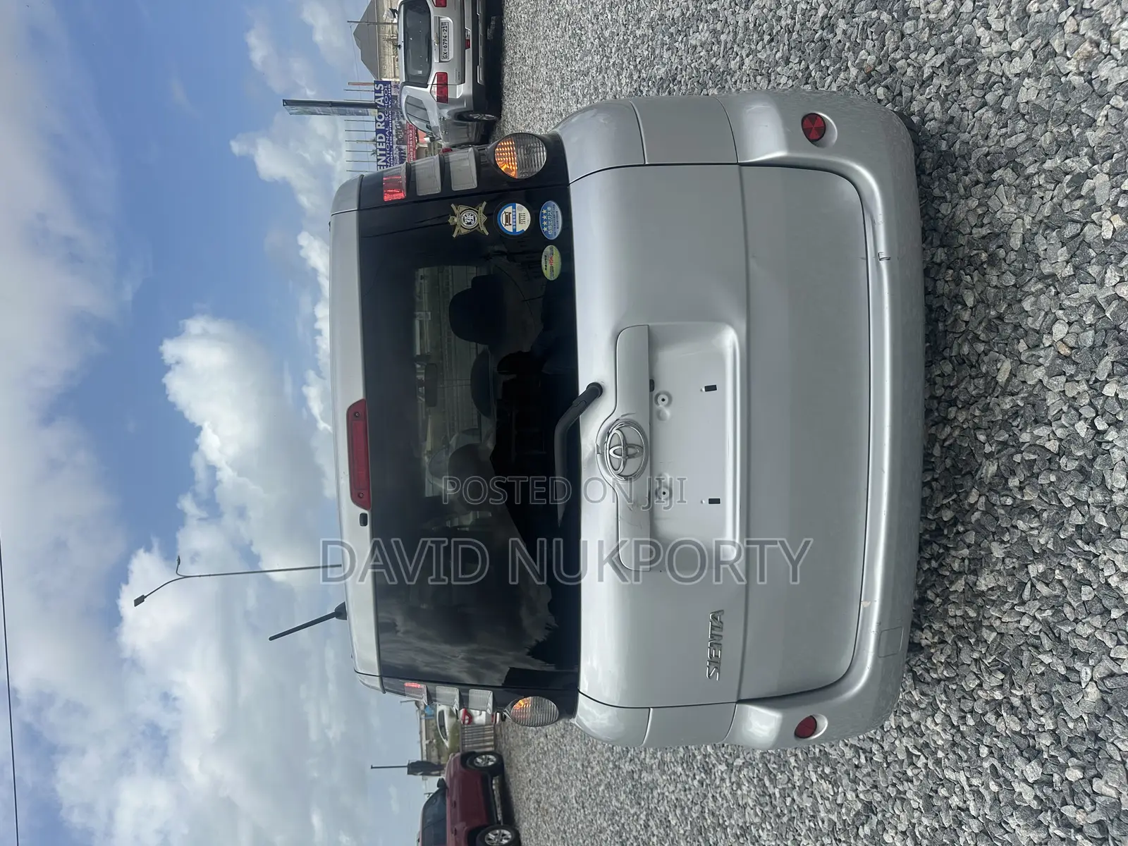 Toyota Sienta 2011 Silver