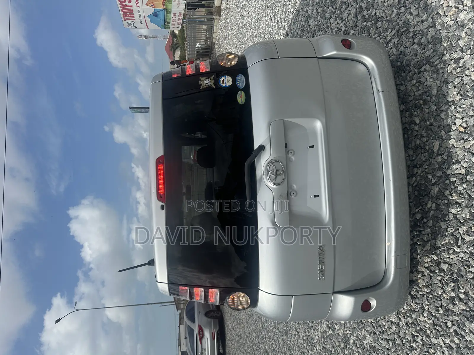 Toyota Sienta 2011 Silver