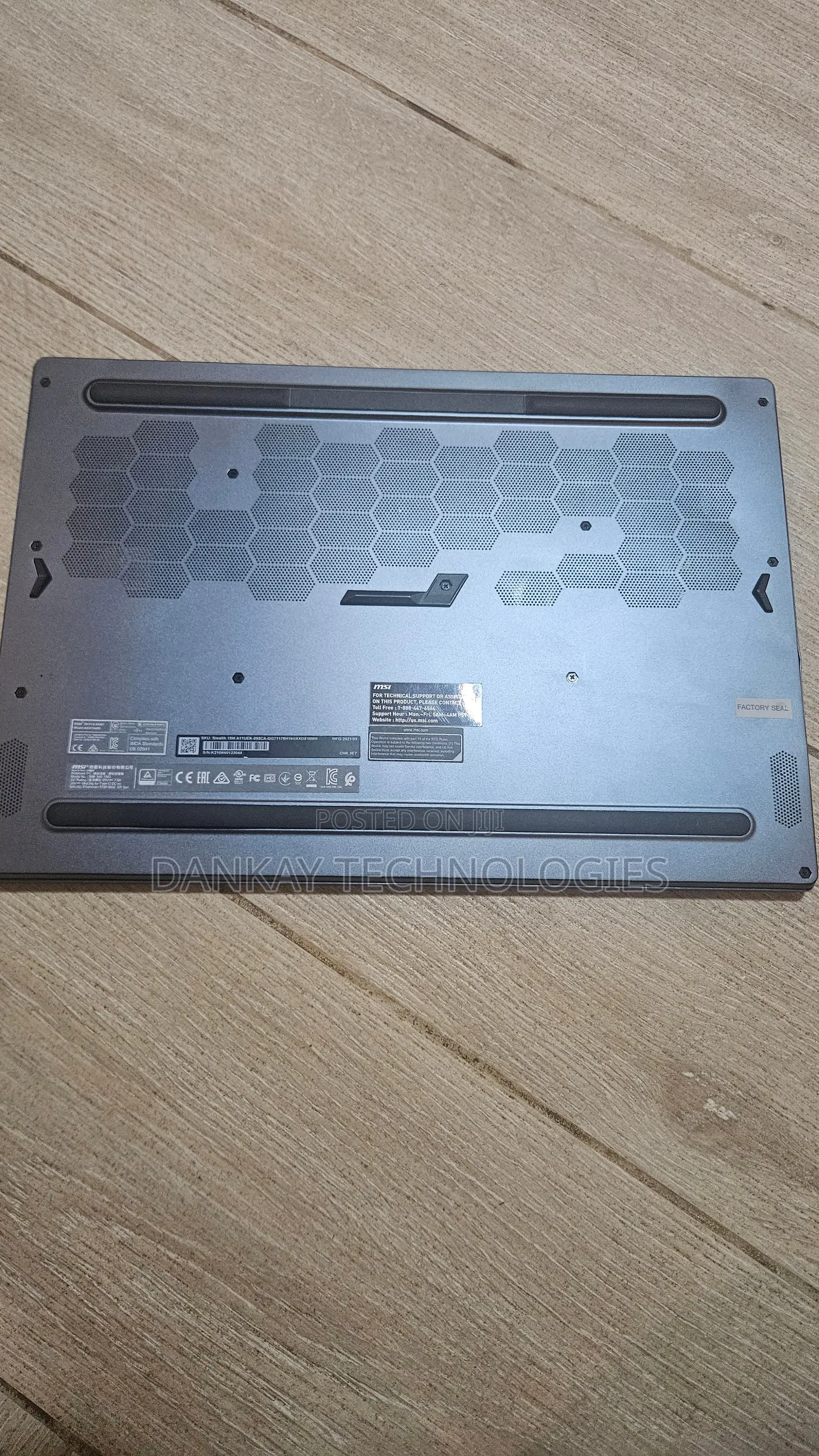 Laptop MSI Stealth 17 Studio A13VI-012US 16GB Intel Core i7 SSD 512GB