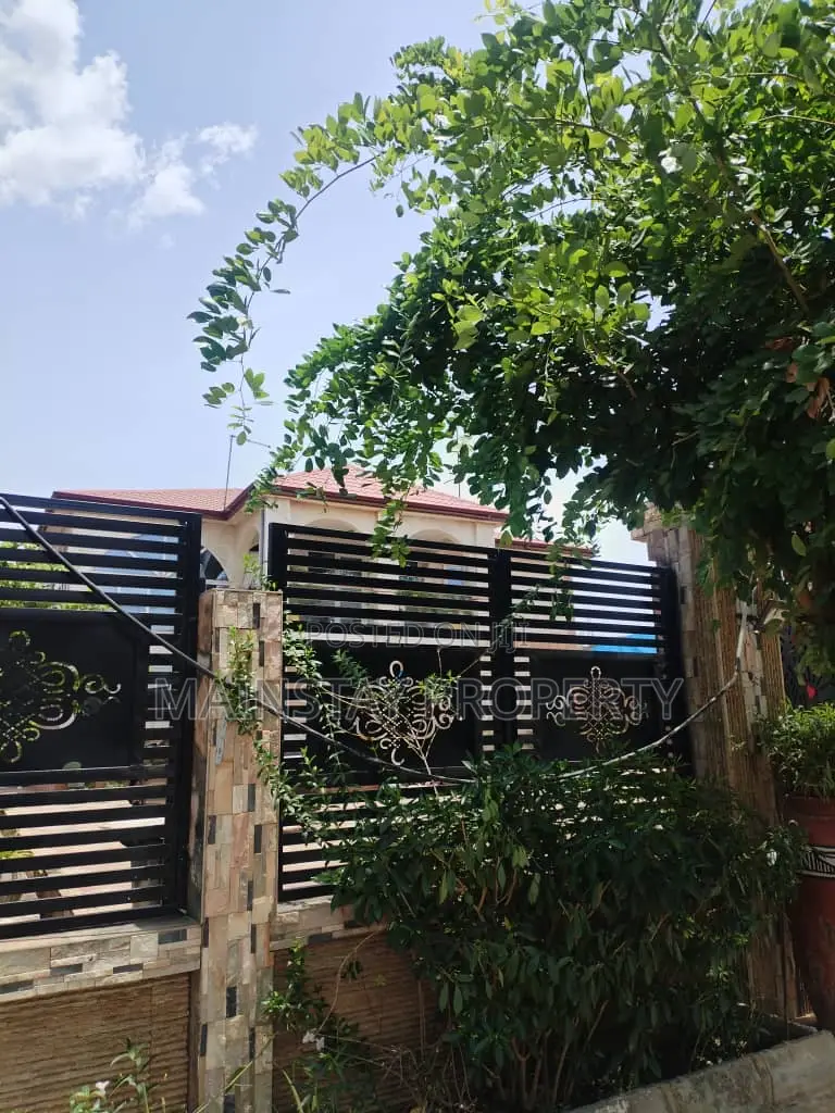 9bdrm House in Mainstay Estates, Adenta for sale