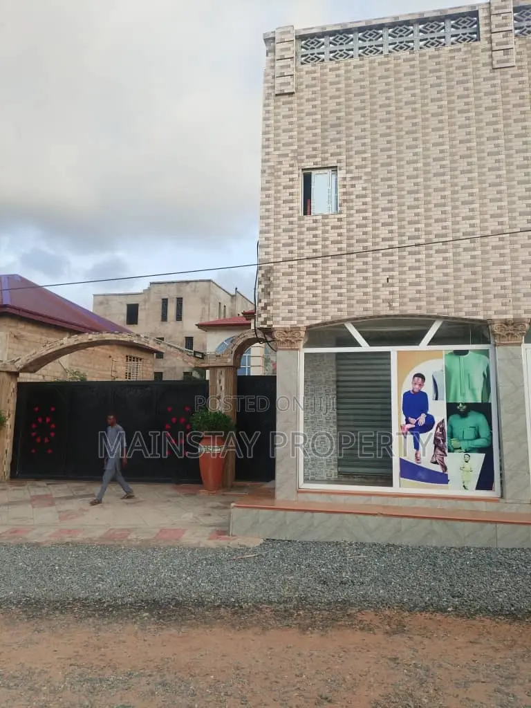 9bdrm House in Mainstay Estates, Adenta for sale