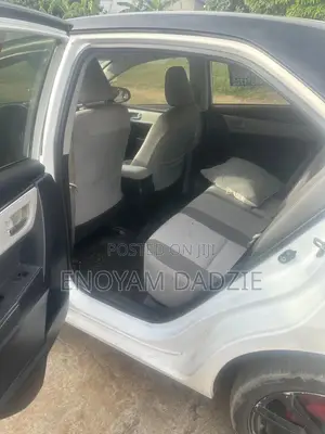 Toyota Corolla LE 4dr Sedan (1.8L 4cyl CVT) 2017 White